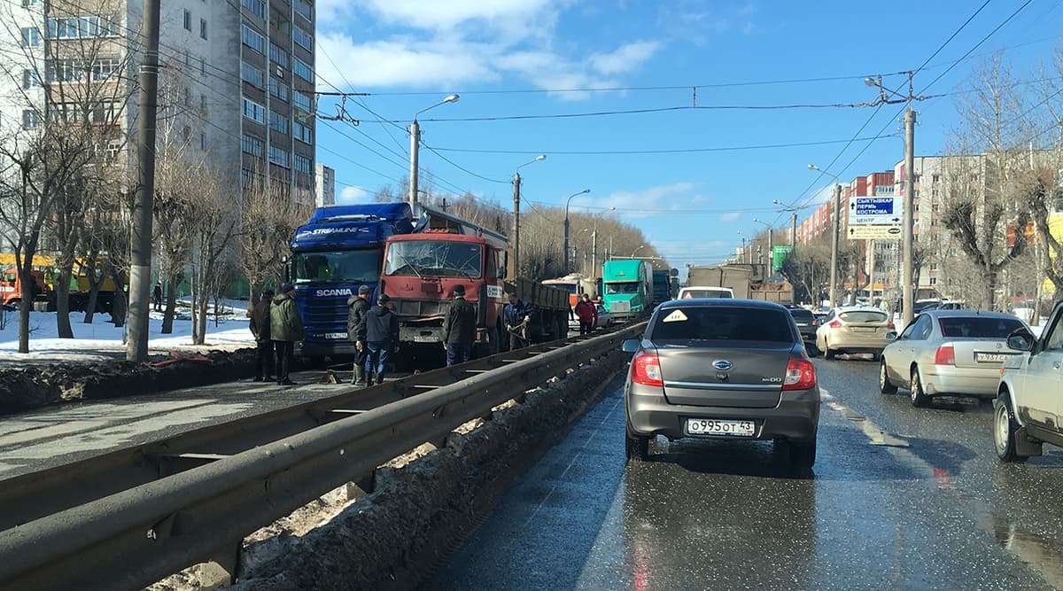 Два грузовика блокировали проезд по Производственной