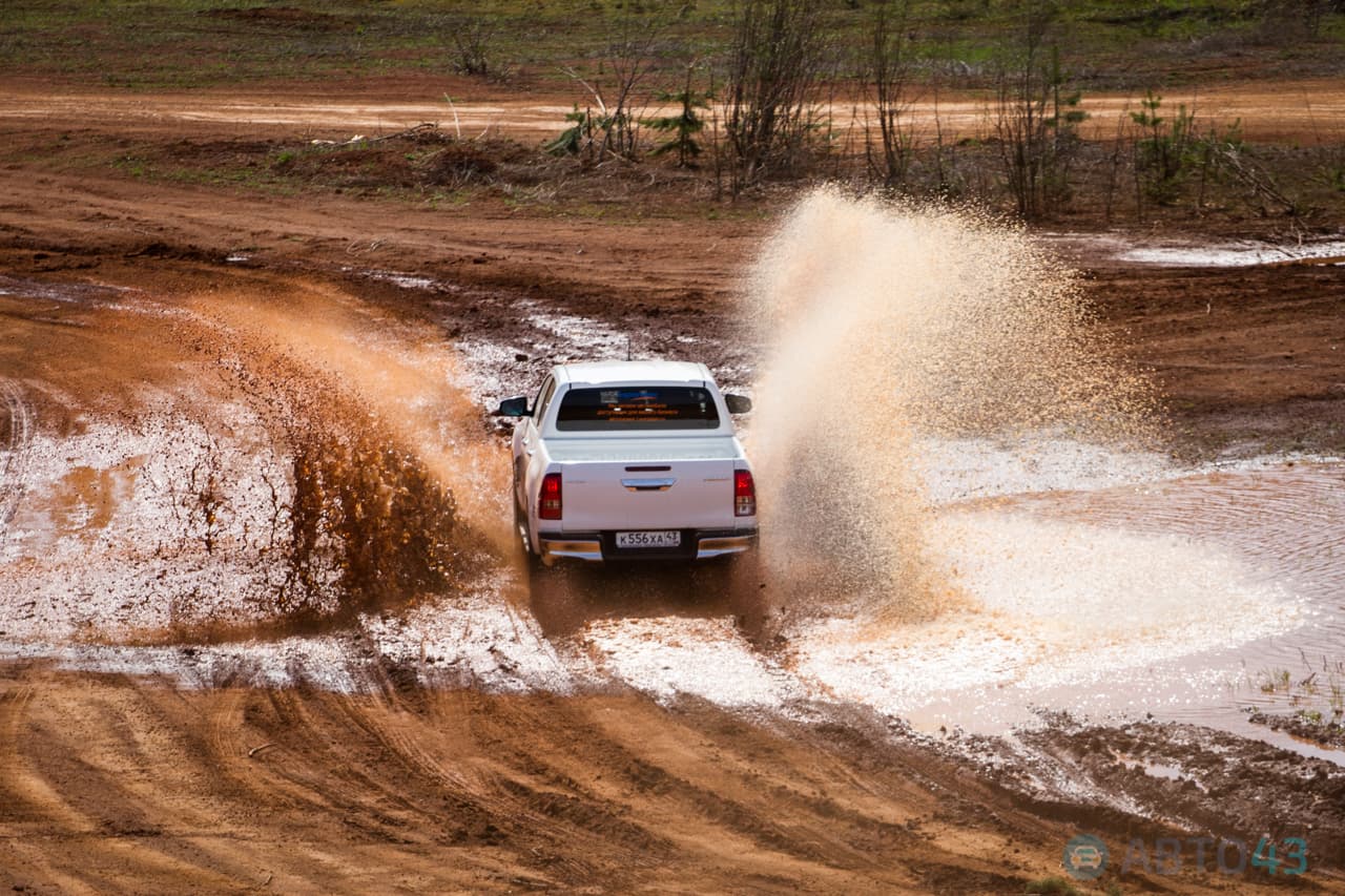 Лужи, грязь и ухабы. В Кирове прошли испытания Toyota