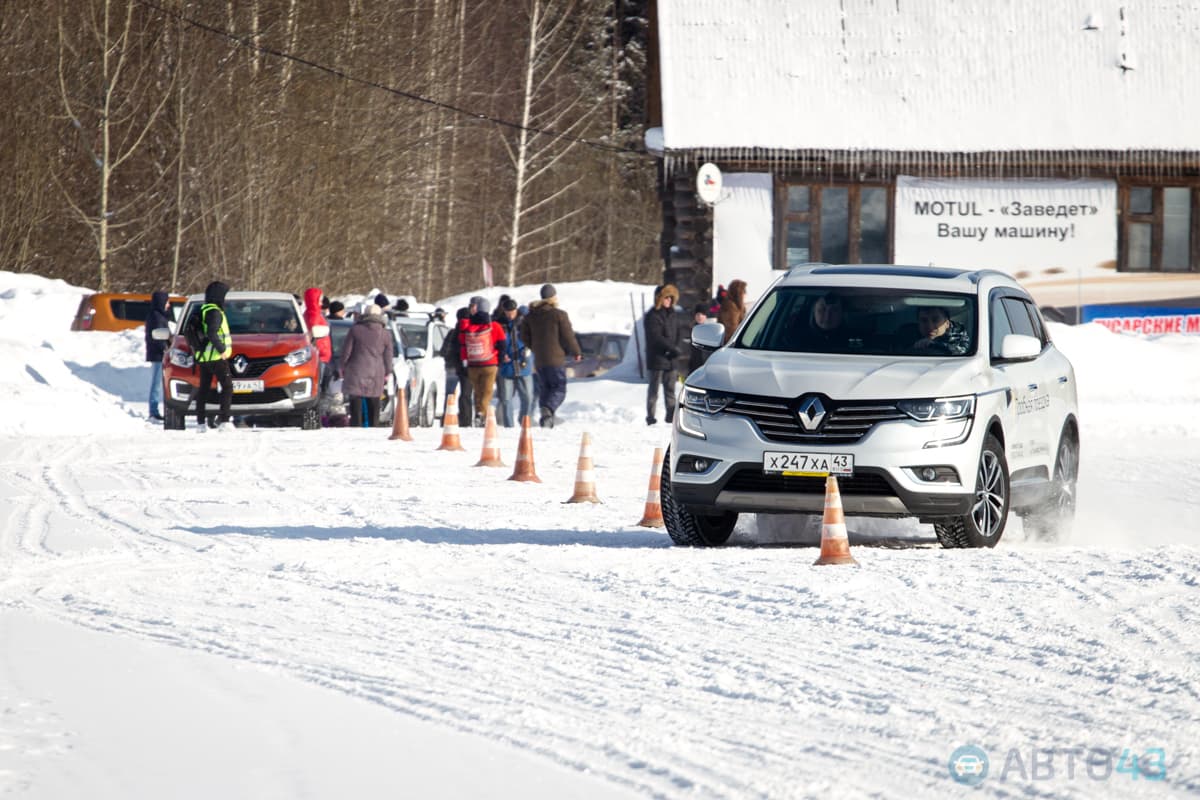 Скачки в манеже. В Кирове прошли «Гусарские манёвры»