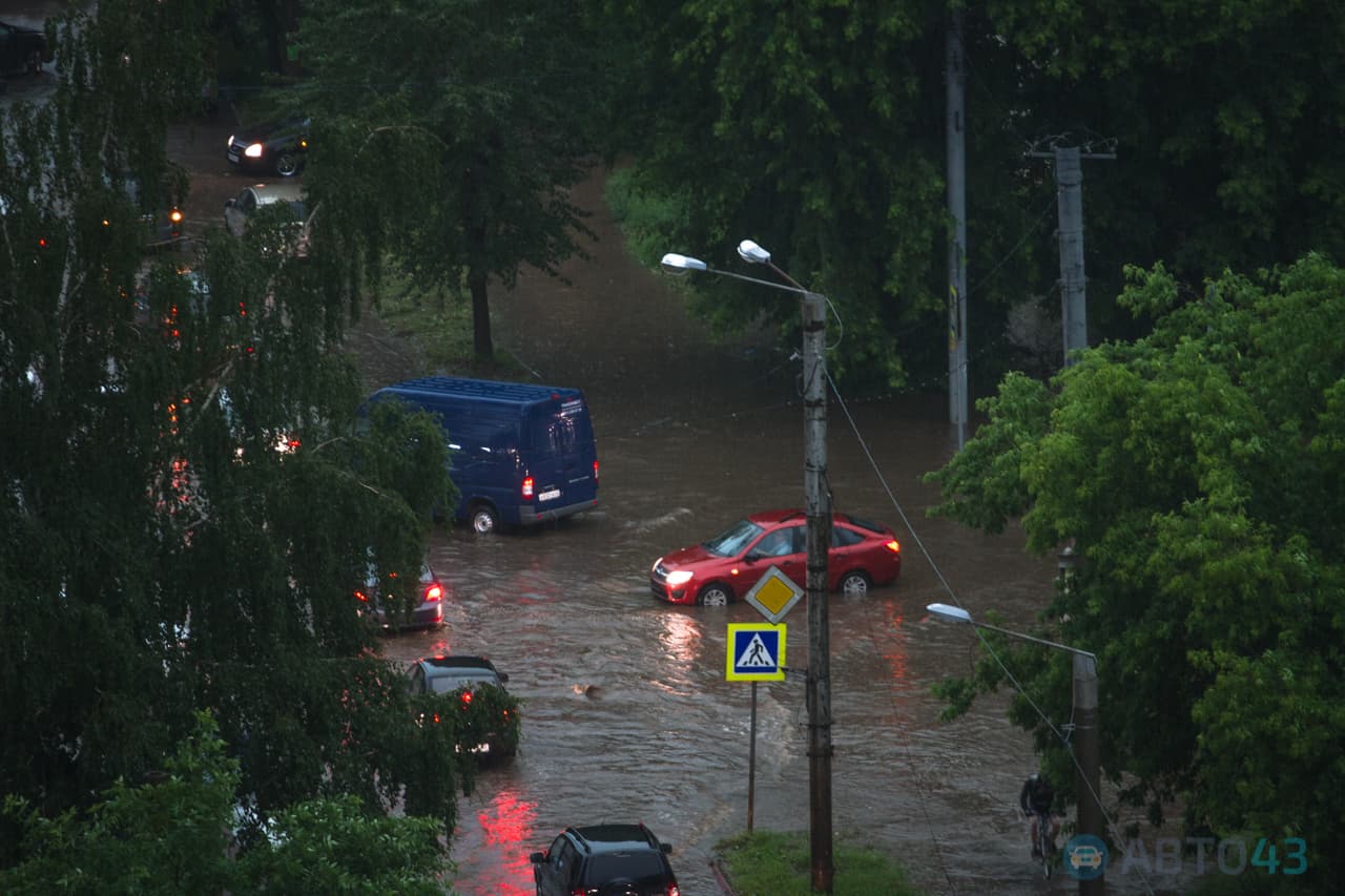 Киров накрыла гроза. На дорогах - потоп