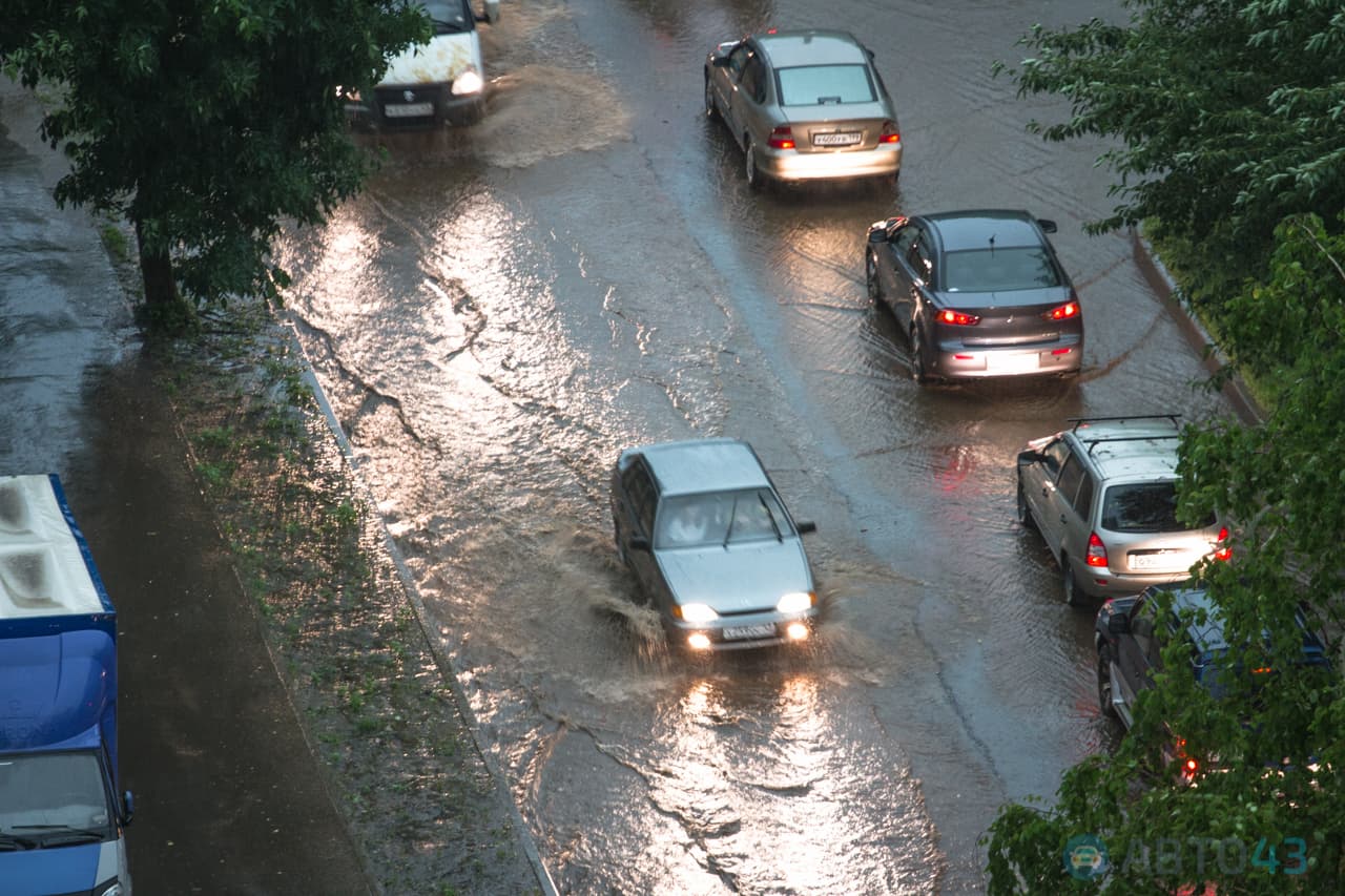 Киров накрыла гроза. На дорогах - потоп