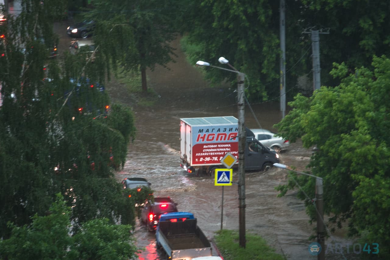 Киров накрыла гроза. На дорогах - потоп