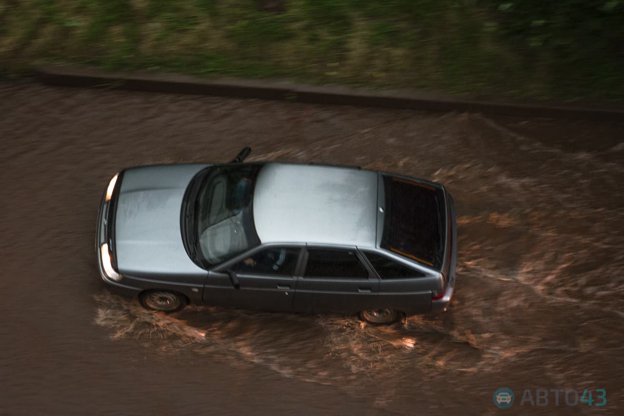 Киров накрыла гроза. На дорогах - потоп