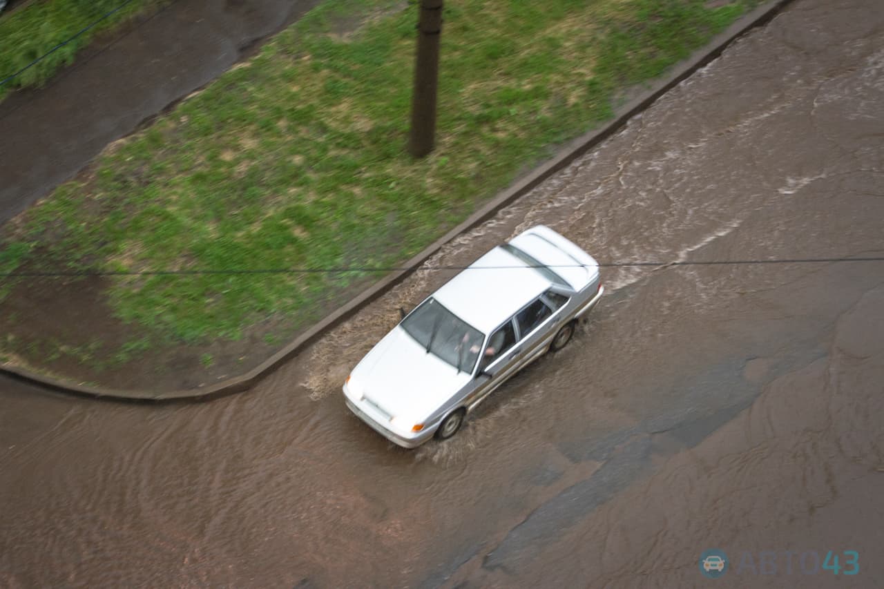 Киров накрыла гроза. На дорогах - потоп