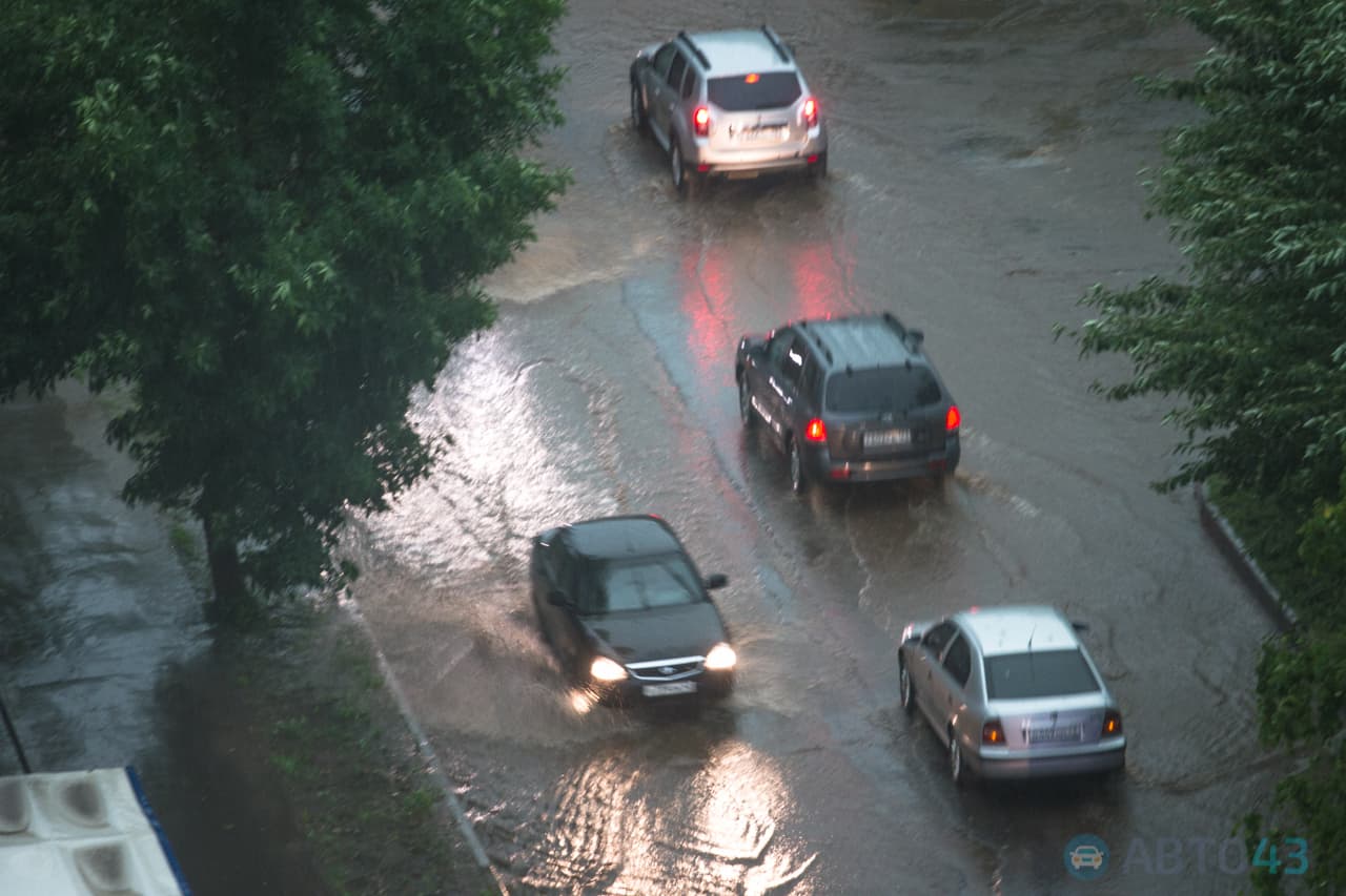 Киров накрыла гроза. На дорогах - потоп