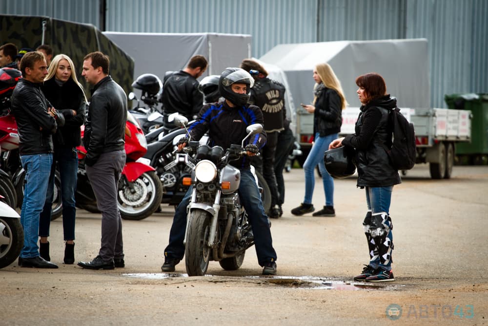 Рокочущая колонна проехала по Кирову – байкеры закрыли сезон