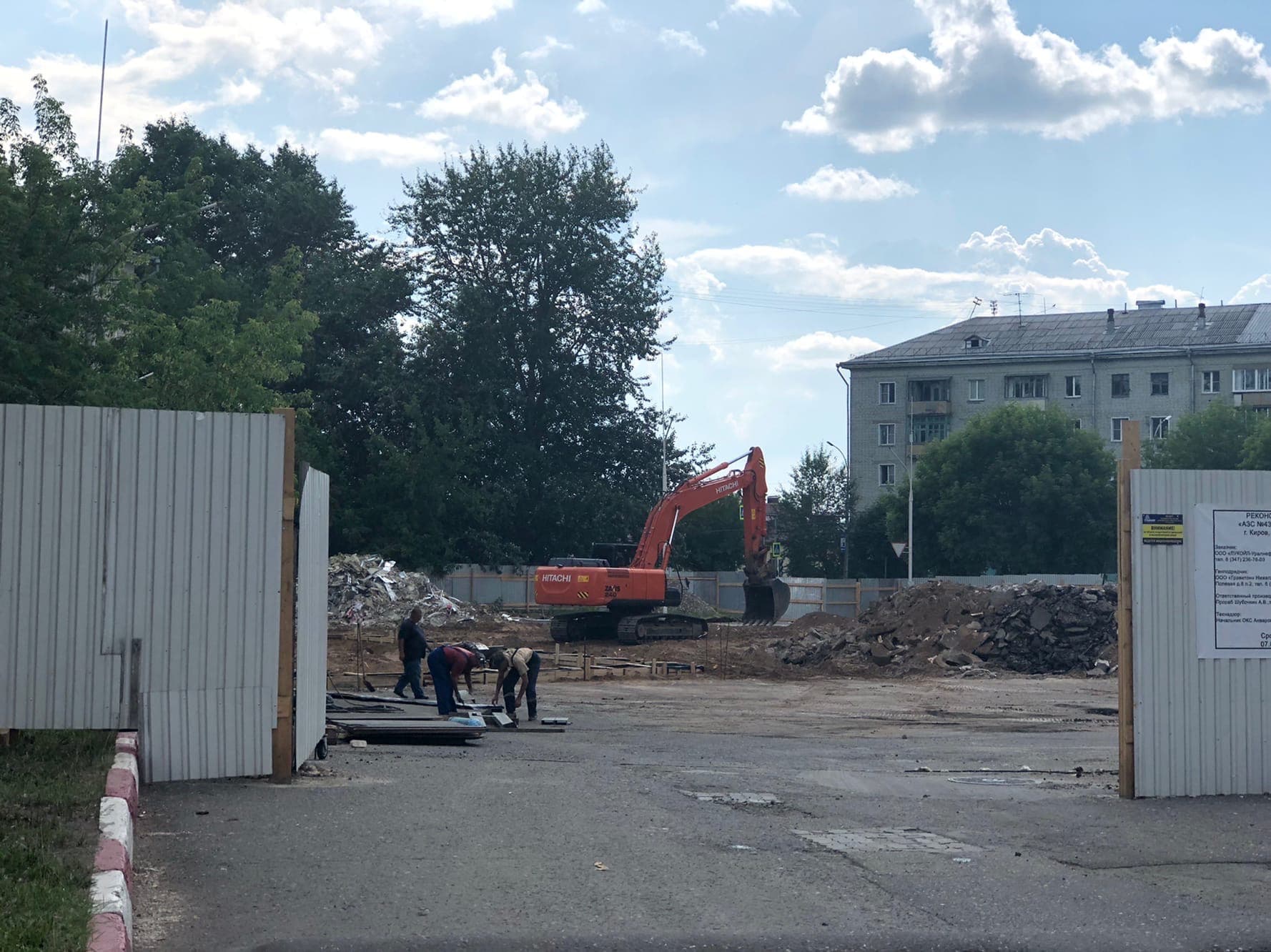 Известна судьба заправки на перекрестке Карла Маркса и Октябрьского проспекта