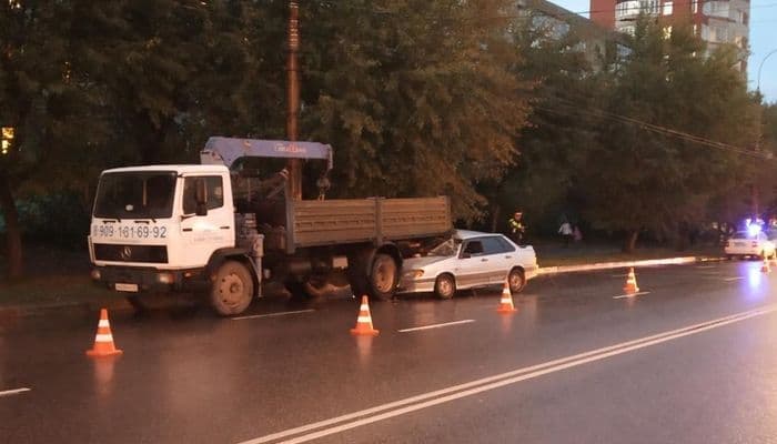 Парень на «пятнадцатой» влетел в грузовик, а затем еще и выпил