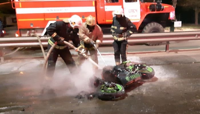 У «Дома техники» тушат опрокинутый мотоцикл: что произошло?