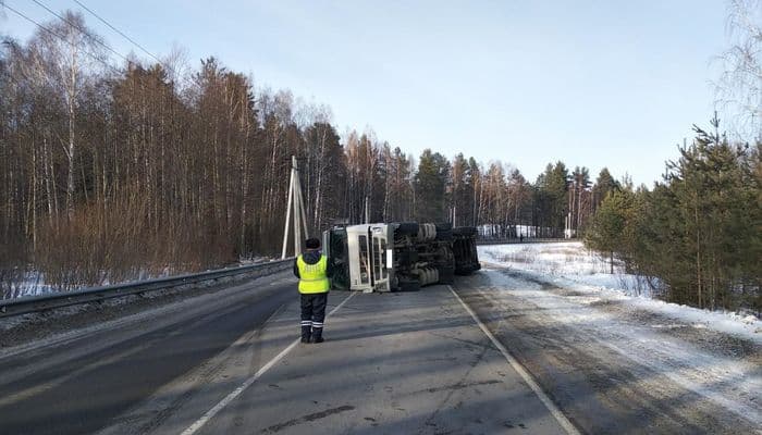 В Тужинском районе мужчина опрокинул грузовик с прицепом