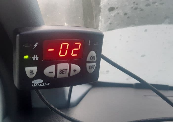 Первые заморозки: лобовые стекла в наледи, автомобилисты делятся впечатлениями и фото