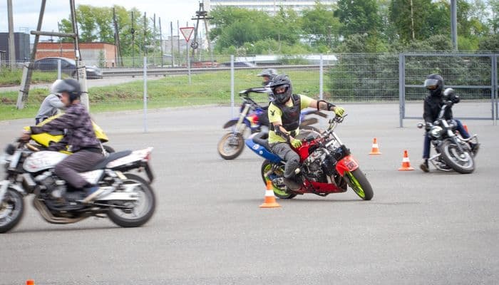 «Падали, но поднимались»: Джимхана кэмп прокачал мастерство мотоциклистов Кирова