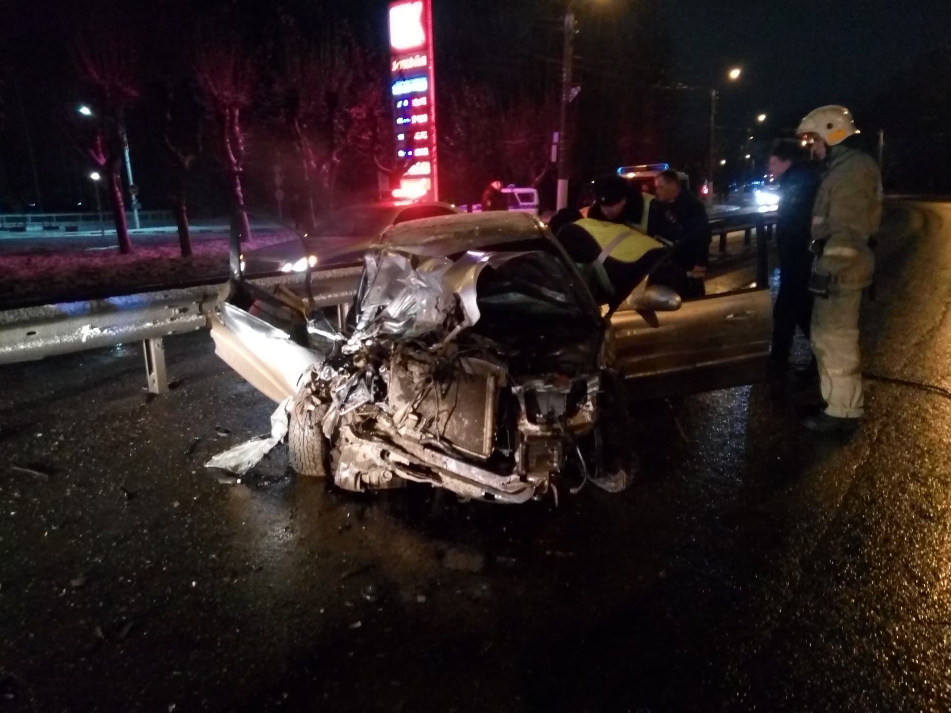 Отскочил от отбойника в Scania - ночная авария на Производственной