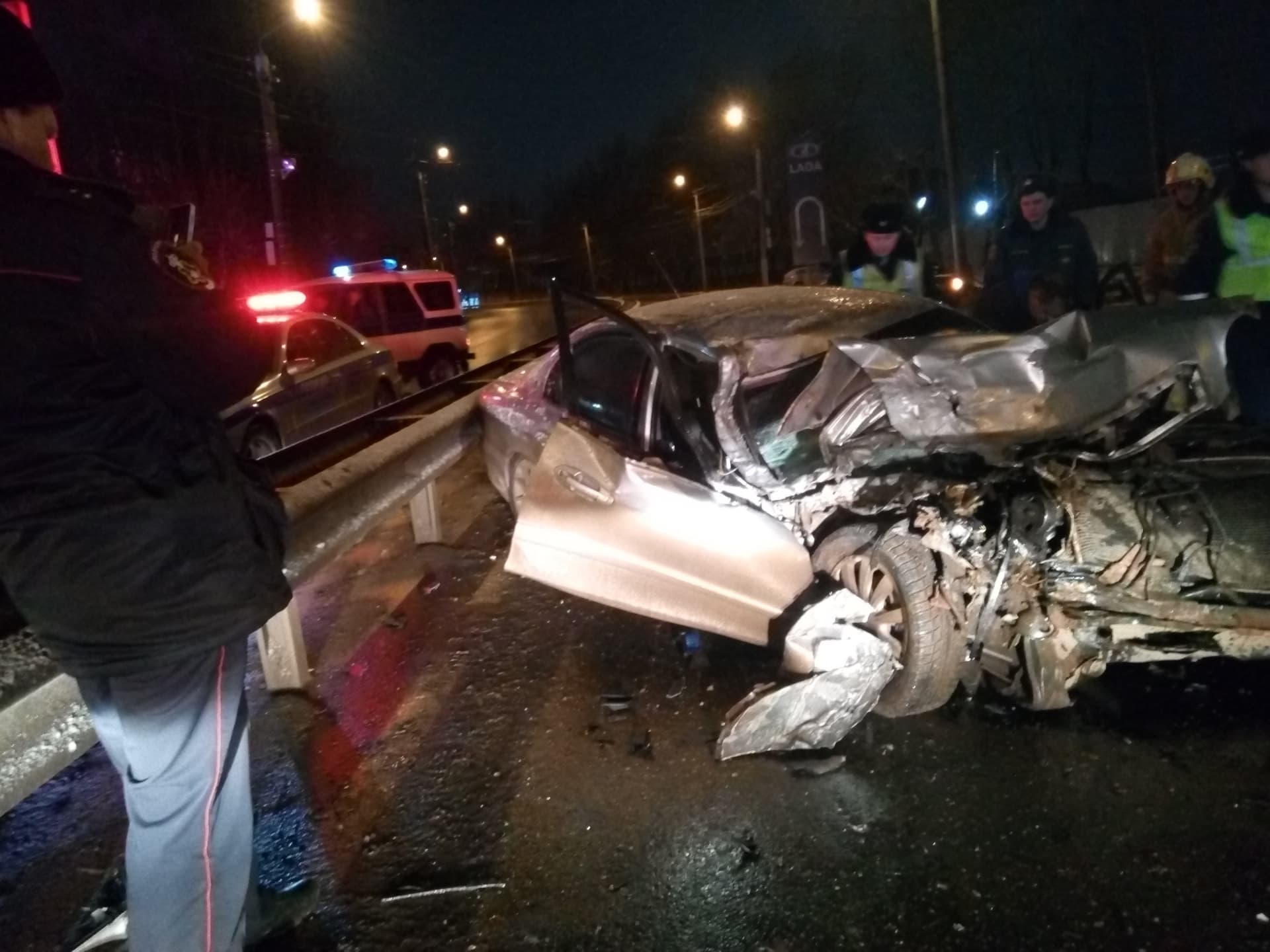 Отскочил от отбойника в Scania - ночная авария на Производственной