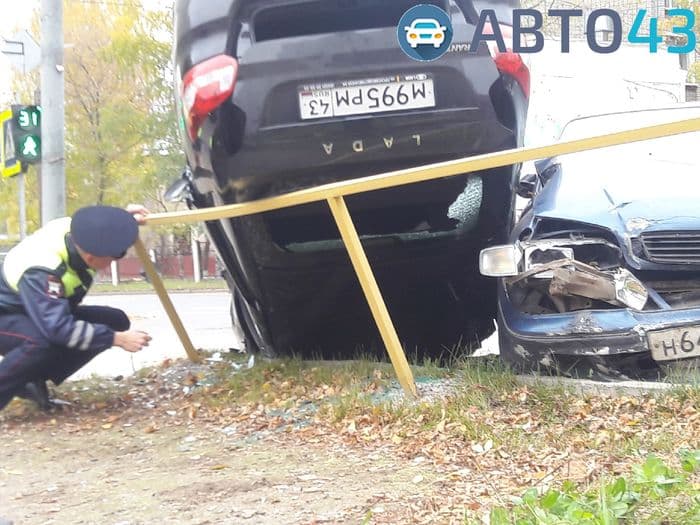 В Кирове на перекрестке Пугачева и Некрасова произошло жесткое ДТП