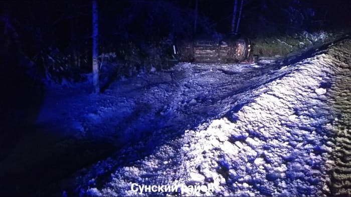 В Сунском районе мужчина на кроссовере улетел в кювет