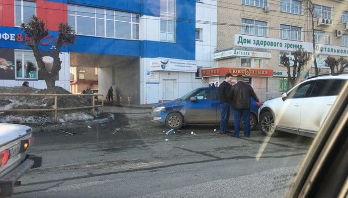 Улица Воровского «встала» из-за небольшого ДТП