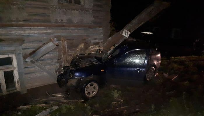 В Уржумском районе водитель на «Калине» врезался в дом и погиб