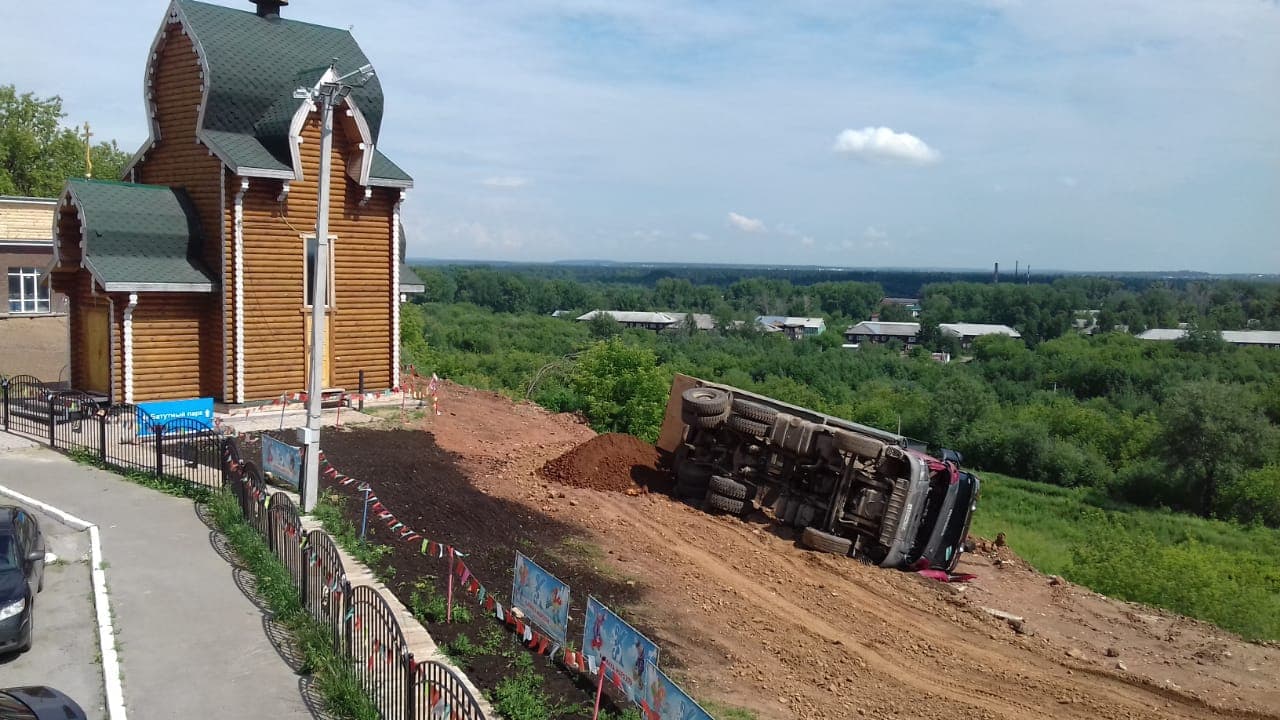 Около центра «Калинка-Морозов» упал самосвал