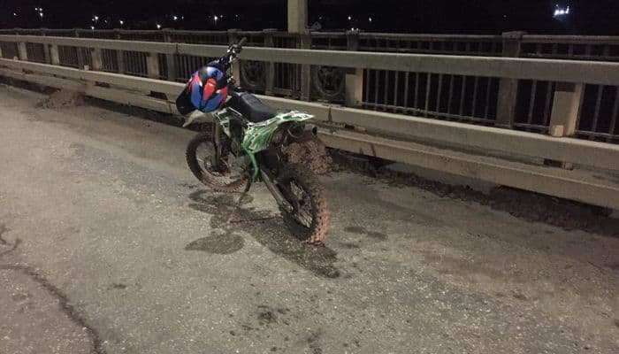 В Кирове несовершеннолетний пьяный бесправник на мотоцикле влетел в ограждение