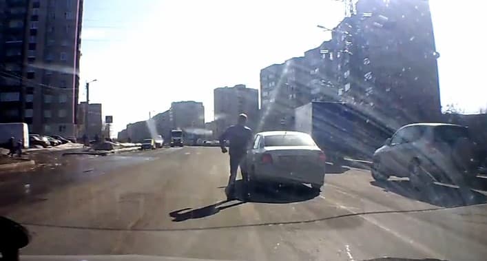 В Кирове пьяный дебошир на дороге пристал к автоледи