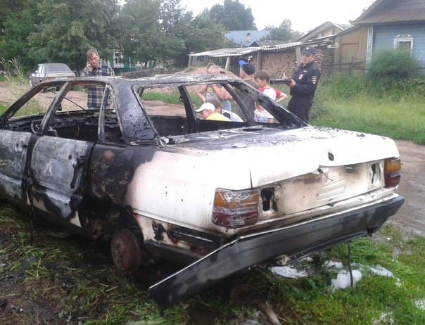 В Котельниче дети сожгли «Ауди-100»