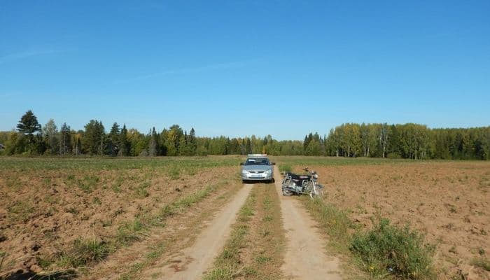 Прямо в поле: бесправник упал с мопеда. Его увезли в больницу