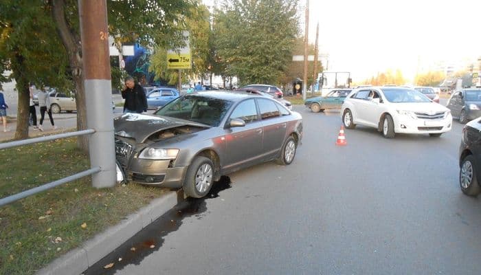 В Кирове водитель на Audi слегка «приобнял» столб
