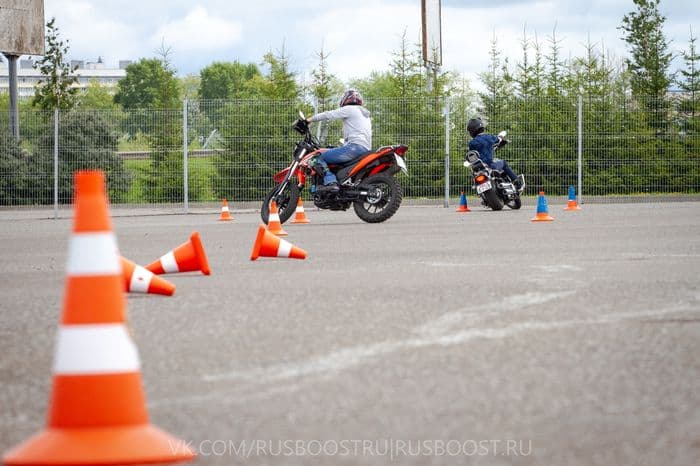 «Падали, но поднимались»: Джимхана кэмп прокачал мастерство мотоциклистов Кирова