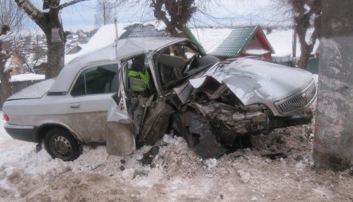 Возможно пьяный мужик на «Волге» устроил массовое ДТП и «обнял» столб