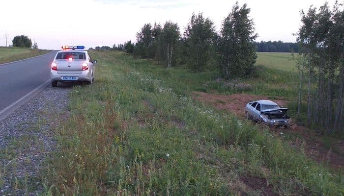 В Кировской области 18-летний подросток на «двенашке» вылетел в кювет