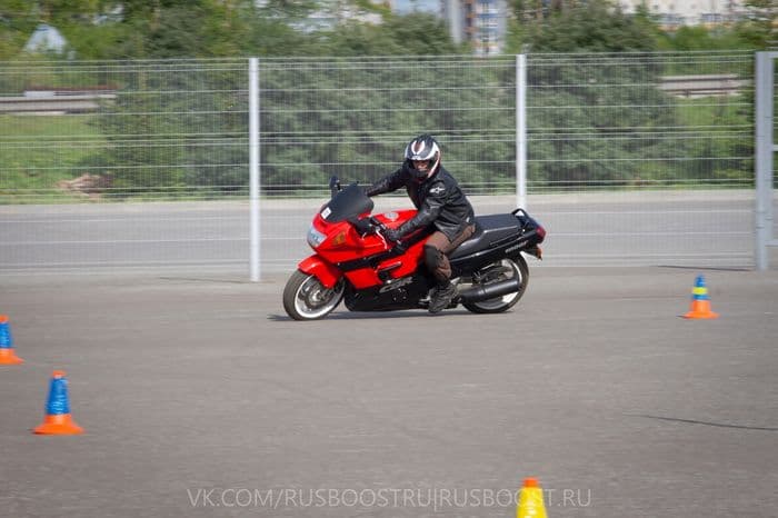«Падали, но поднимались»: Джимхана кэмп прокачал мастерство мотоциклистов Кирова