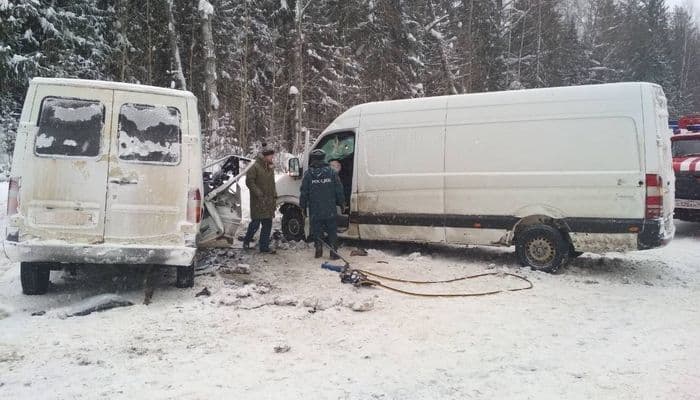 В результате столкновения двух грузовых фургонов один человек погиб