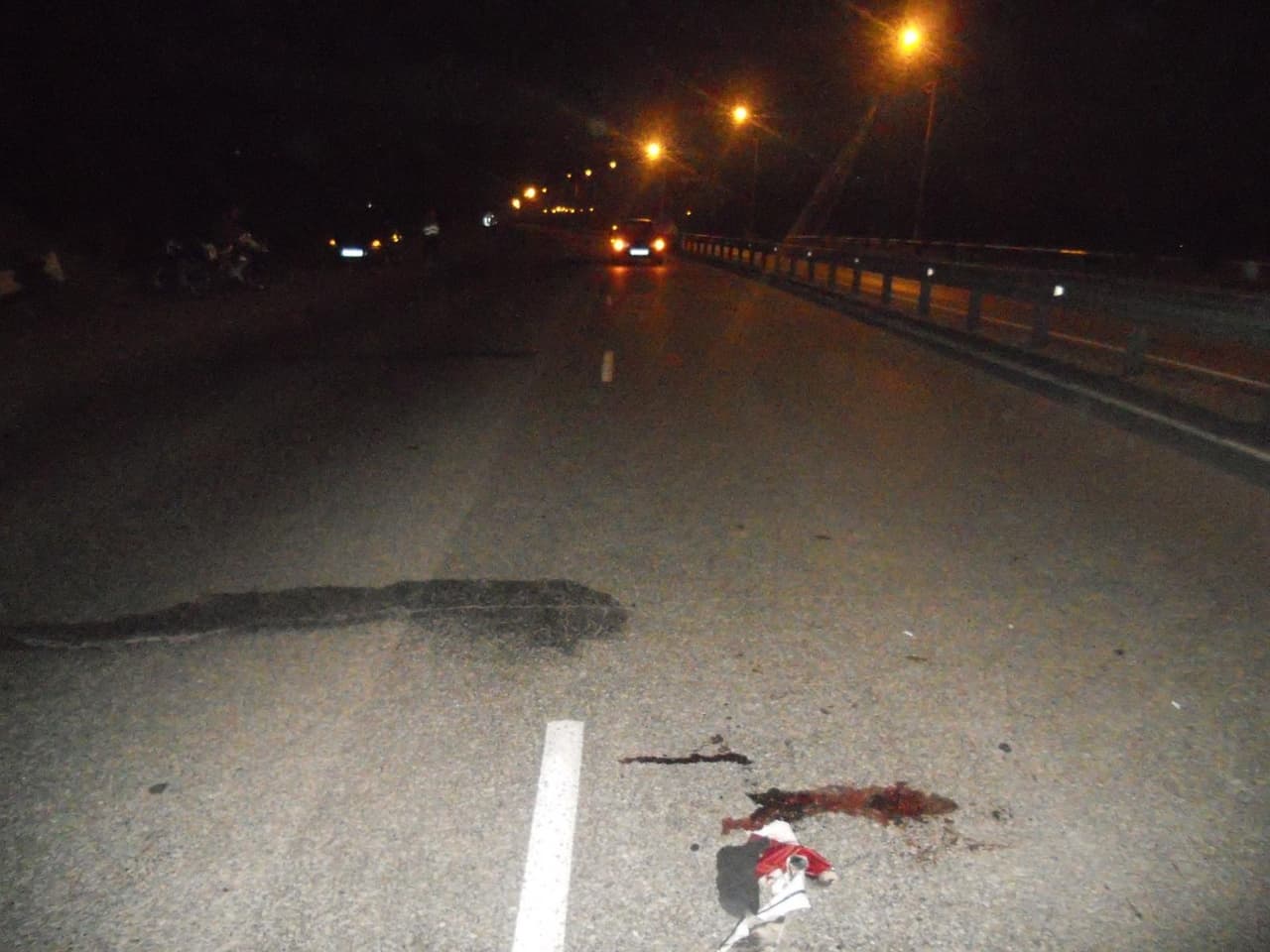 Водитель «ИЖ» наехал на мотоциклиста: от удара мужчина врезался в ограждение