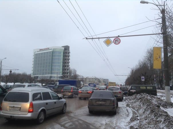 Октябрьский проспект встал в пробке из-за троллейбусов