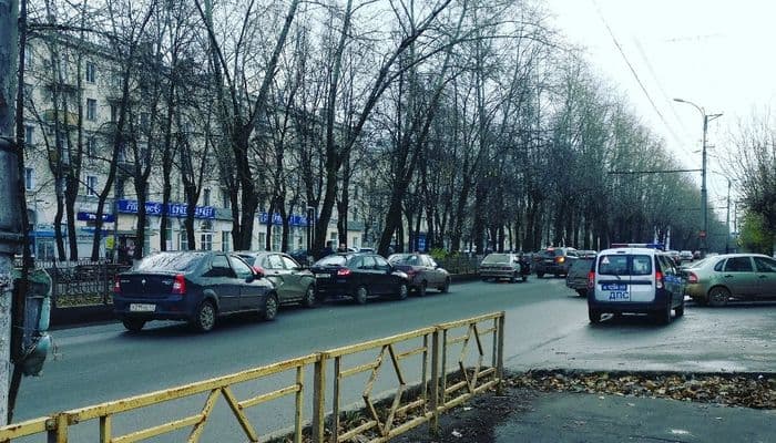 На Октябрьском проспекте произошла авария с участием четырех автомобилей