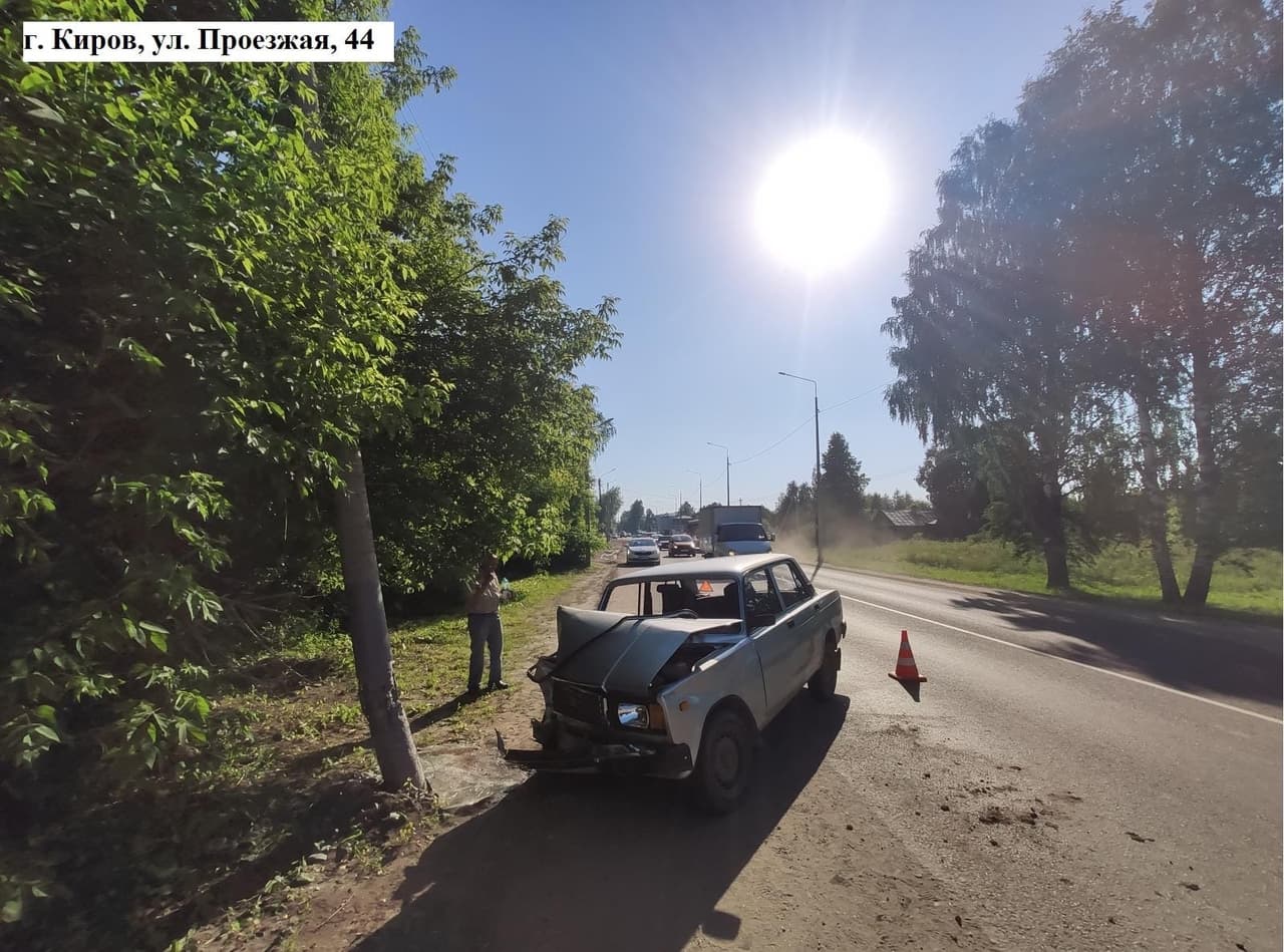 В Кирове водитель легковушки врезался в ЛЭП