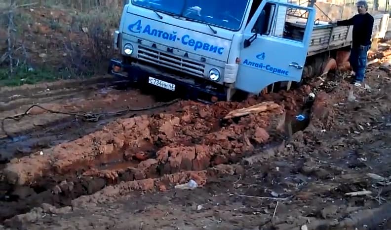 В Кировских дворах буксуют даже Камазы