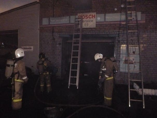 В Кирове загорелся автосервис