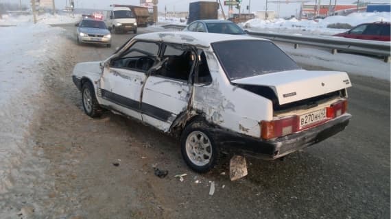 На Дзержинского КАМАЗ врезался в «девяносто девятую»