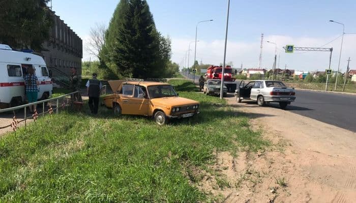 В Кировской области пенсионер на «шестерке» столкнулся с «пятнадцатой»