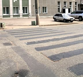 Дорожная разметка: сначала красим белой краской, а сверху чёрной