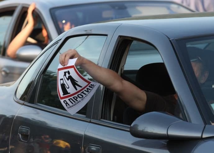 За три дня бензин подорожал на рубль