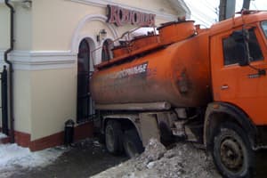 КамАЗ врезался в «Конюшню»