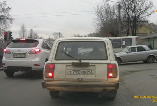 На улице Ленина Lexus проехал на «красный». [Видео]