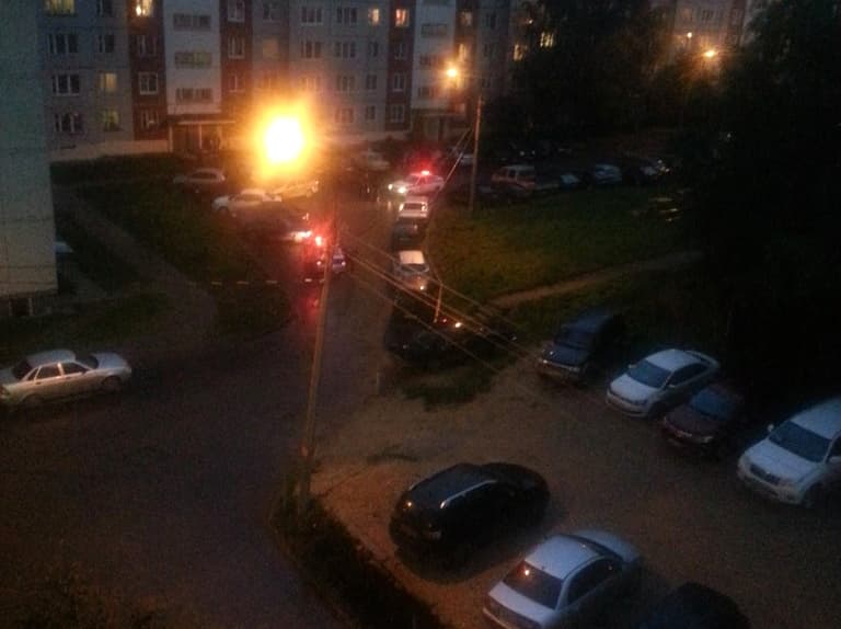 Пьяный водитель повредил чужое авто на парковке и попытался сбежать