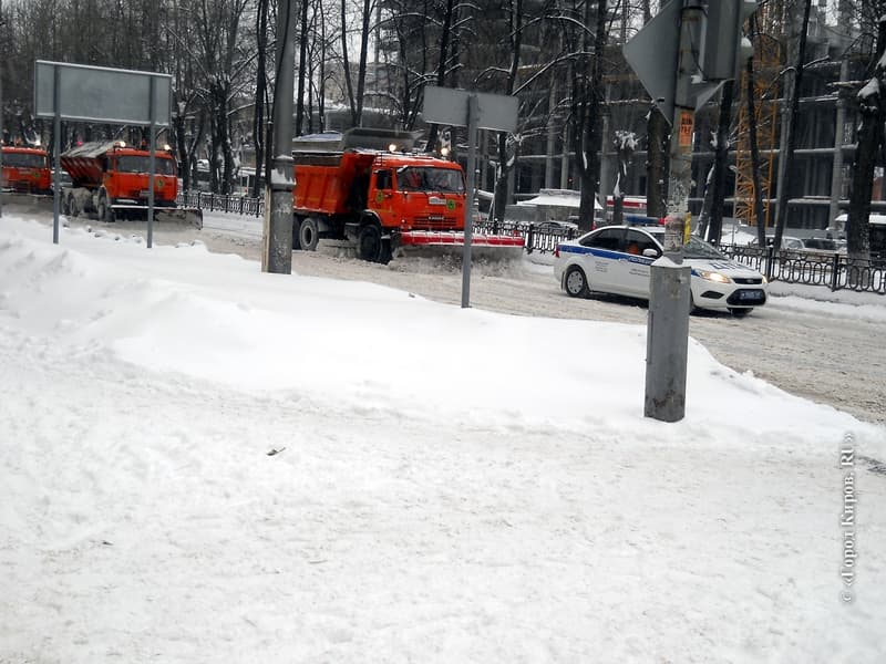 Заснеженный Киров. На борьбу со стихией выехала полиция