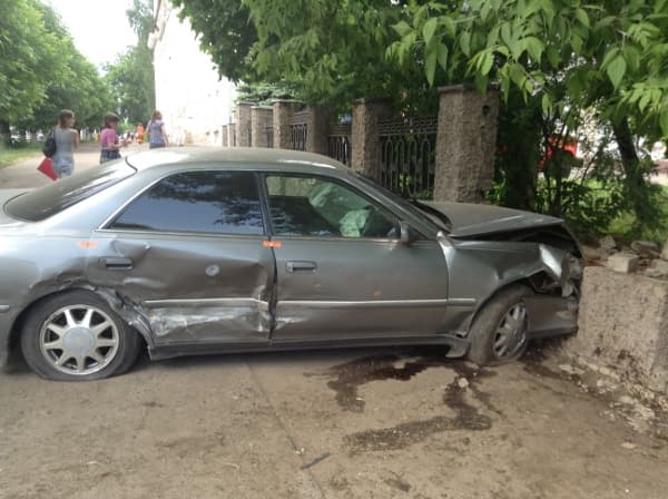 #ДТП43: Автомобиль выскочил на тротуар и врезался в забор
