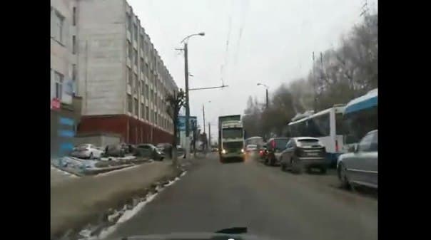 Объезжая пробку по «встречке», легковушка чуть не врезалась в фуру