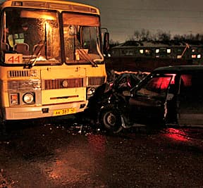 Выехала на встречную полосу перед путепроводом